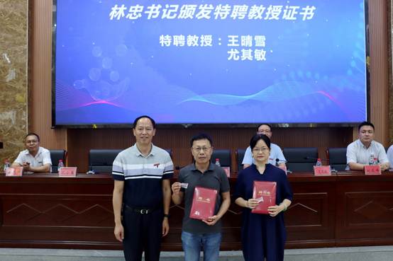说明: C:\Users\Administrator\Desktop\6月24日第一届细胞与分子医学检验论坛\党委书记林忠为两名企业特聘教授颁发证书.jpg